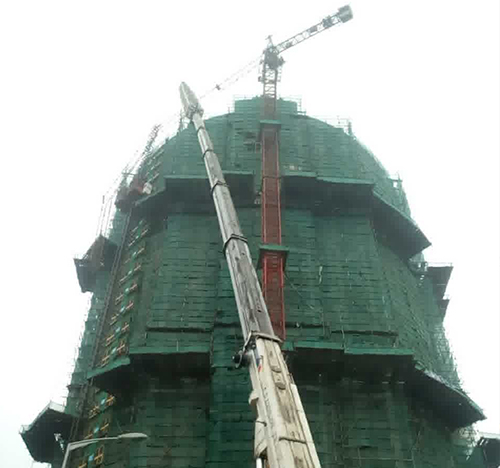 太湖吊车在工地上作业